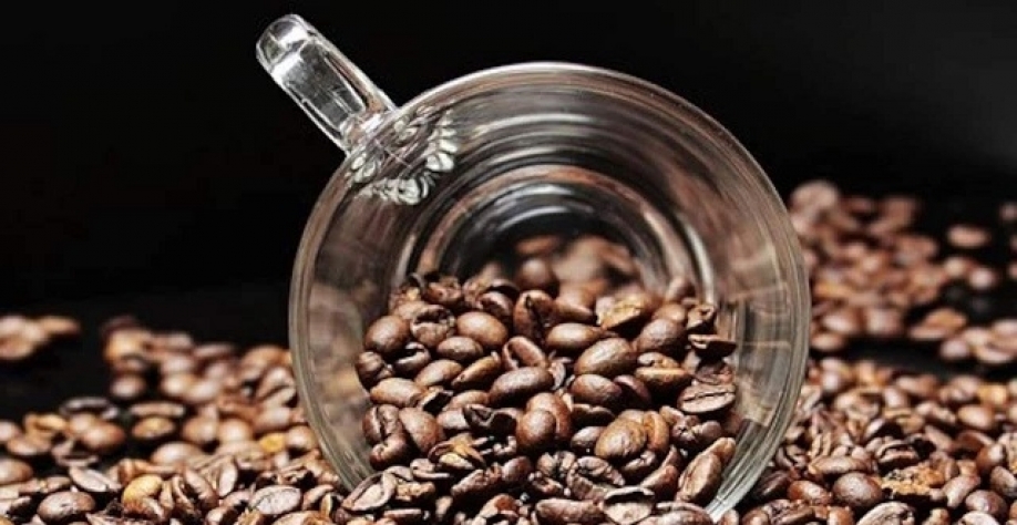 Café arábica cai mais de 2% na ICE à medida que aperto na oferta diminui