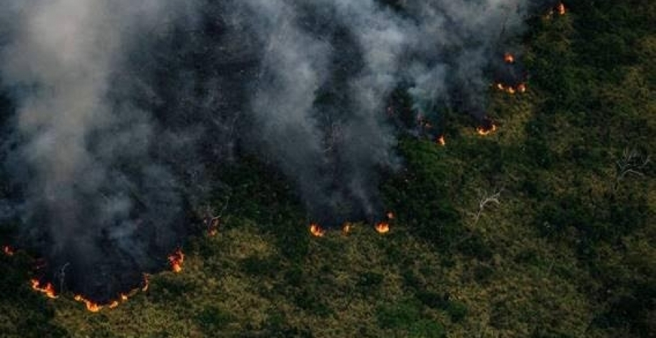 Legenda: Imagem de um incêndio na floresta amazônica em Porto Velho (RO) feita pelo Greenpeace - Christian Braga/Greenpeace/AFP