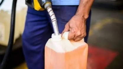Gasolina no Brasil cai mais do que em outros países; quem paga a conta?