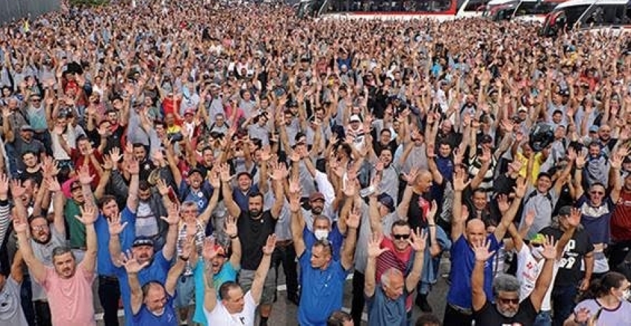 Metalúrgicos param na Mercedes após anúncio de 3.600 demissões no ABC