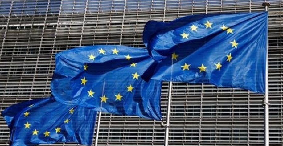 Legenda: Bandeiras da União Europeia em frente à sede da Comissão Europeia, em Bruxelas - Yves Herman - 17.jun.2022/Reuters