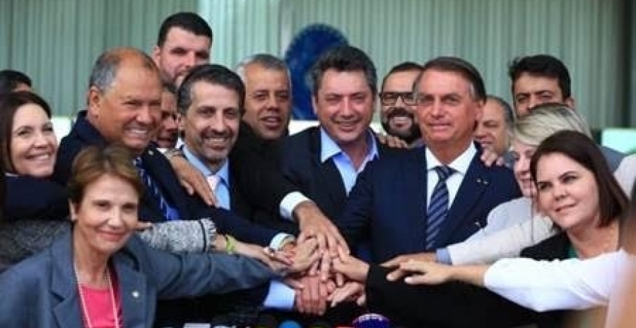 Frente Parlamentar da Agropecuária apoia Bolsonaro e rechaça Lula