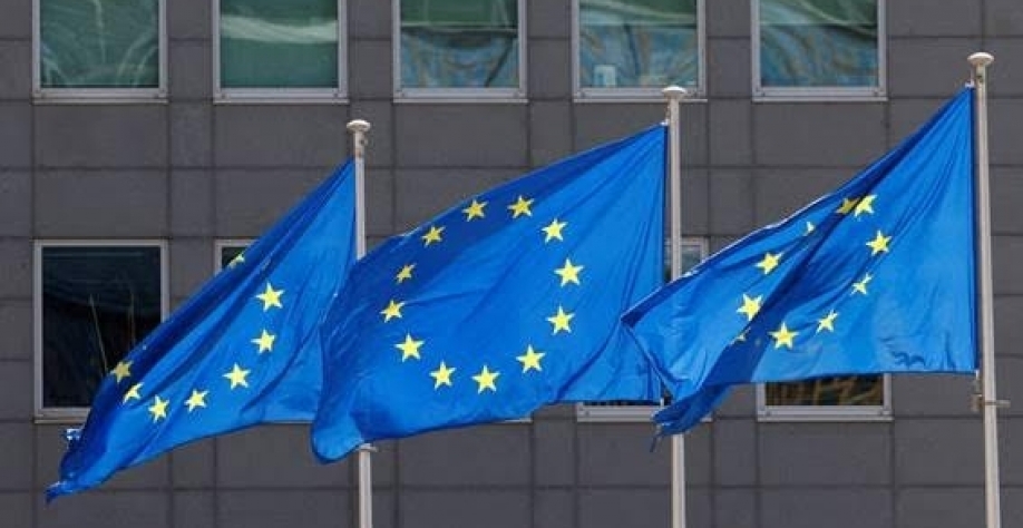 Legenda: Bandeiras da União Europeia em frente à sede da Comissão Europeia, em Bruxelas - Yves Herman - 17.jun.2022/Reuters