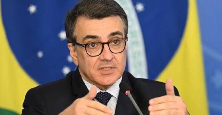 Legenda: O ministro Carlos França durante evento no Palácio do Planalto - AFP