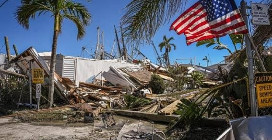Legenda:Casa destruída em Fort Myers Beach, na Flórida, em 30/09/2022, após passagem do furacão Ian — Foto: Giorgio VIERA / AFP