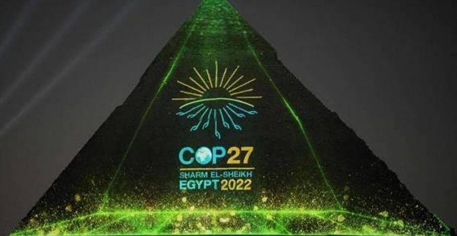 Legenda: Projeção da logomarca da COP27 sobre a pirâmide de Quéfren, no planalto de Gizé, no Egito - Divulgação Presidência do Egito/AFP
