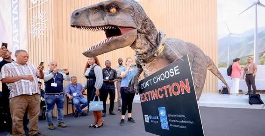 Manifestante vestido de dinossauro na COP27 nesta quinta (10) faz alerta que a humanidade pode entrar em extinção com as mudanças climáticas; conferência do clima da ONU no Egito tem presença maior de lobbistas dos combustíveis fósseis do que a edição ant