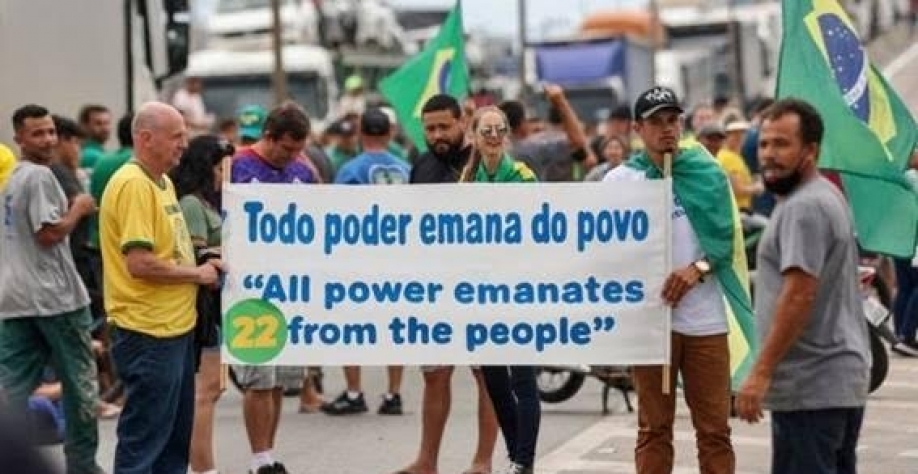 Legenda: Bloqueio na BR-101 em Palhoça, região metropolitana de Florianópolis, em Santa Catarina. Estado deu vitória a Bolsonaro, com 69% dos votos, e agora sofre com desabastecimento de supermercados. Foto AFP