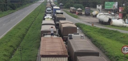 Acesso de caminhões ao porto de Paranaguá é liberado após protestos