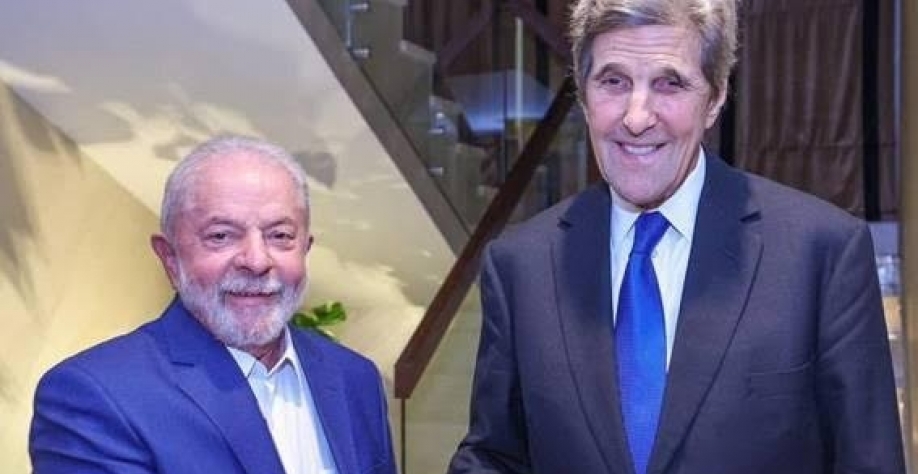 O presidente eleito Luiz Inácio Lula da Silva (PT) se encontra com John Kerry, enviado especial dos EUA para a COP27, no Egito - Divulgação