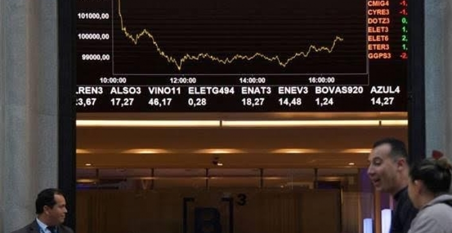 Pedestres passam diante da sede da Bolsa de Valores, em São Paulo - Nelson Almeida - 17.jun.2017/AFP