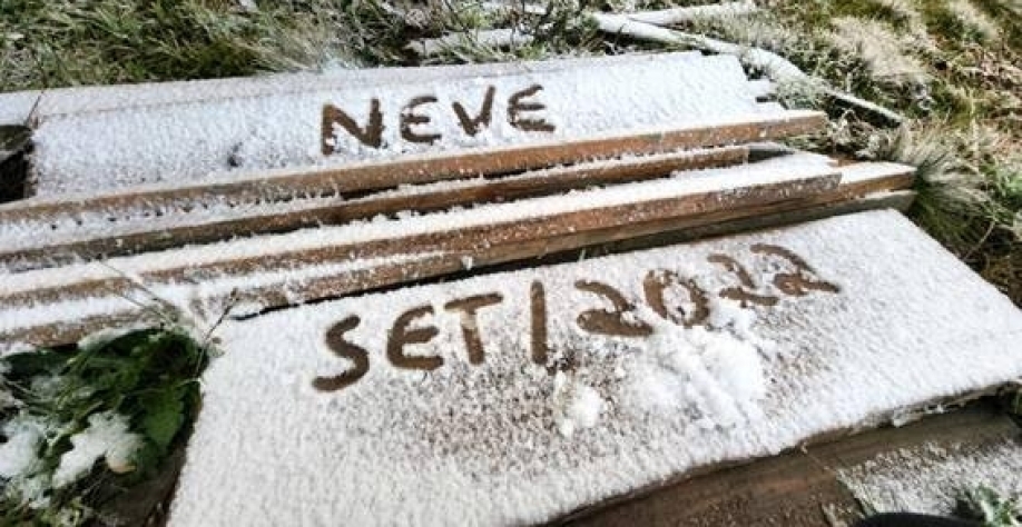 Legenda: A região Sul do País teve neve na primeira manhã da primavera de 2022; o fenômeno foi registrado em ao menos cinco cidades de Santa Catarina Mycchel Legnaghi/São Joaquim Online