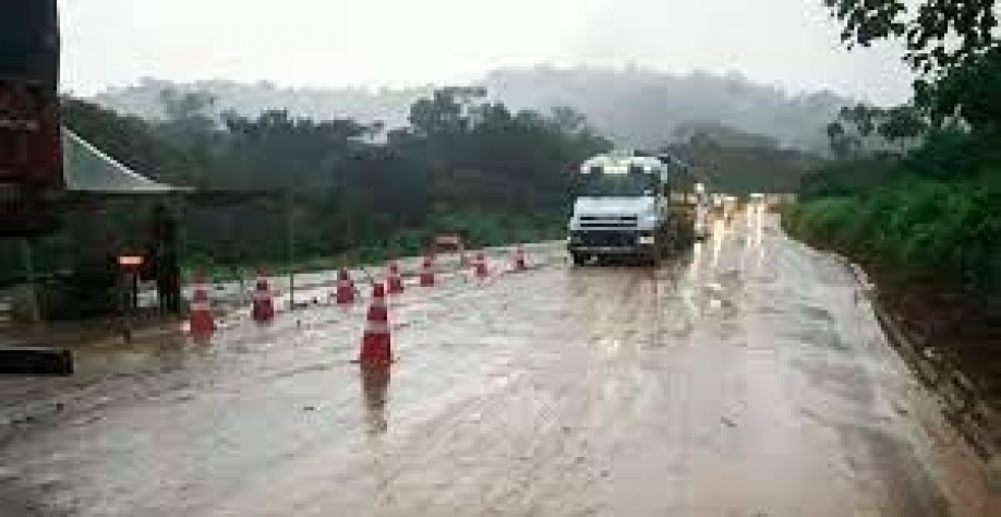 Segundo a empresa Amaggi, os tiros foram disparados contra seus caminhões na BR-163 à altura da cidade de Novo Progresso. Foto Blog Ver-O-FatoBLOQUEIO RODOVIARIO COM TIROS  Foto Blog Ver-O-Fato
