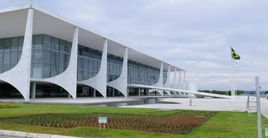 As distribuidoras de combustíveis são obrigadas a adquirir esses certificados, como parte de um compromisso do país com a descarbonização (Imagem: Roque de Sá/Agência Senado)