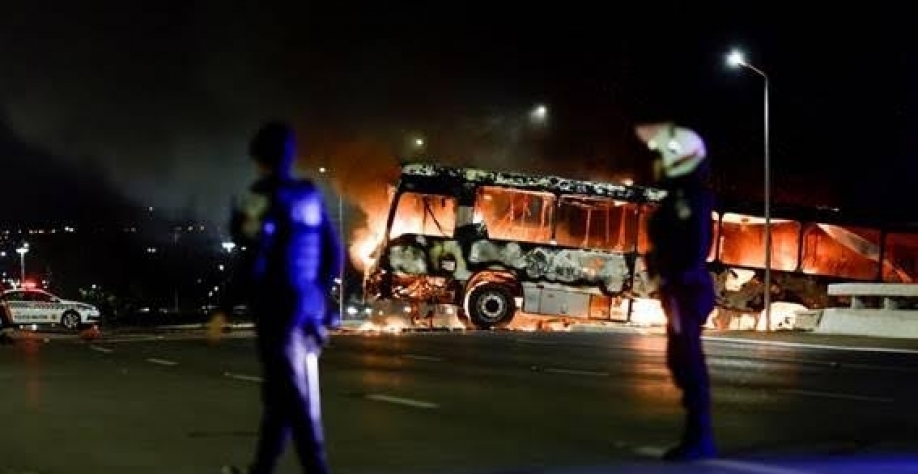 Bolsonaristas tentam invadir PF e vandalizam Brasília após prisão de indío