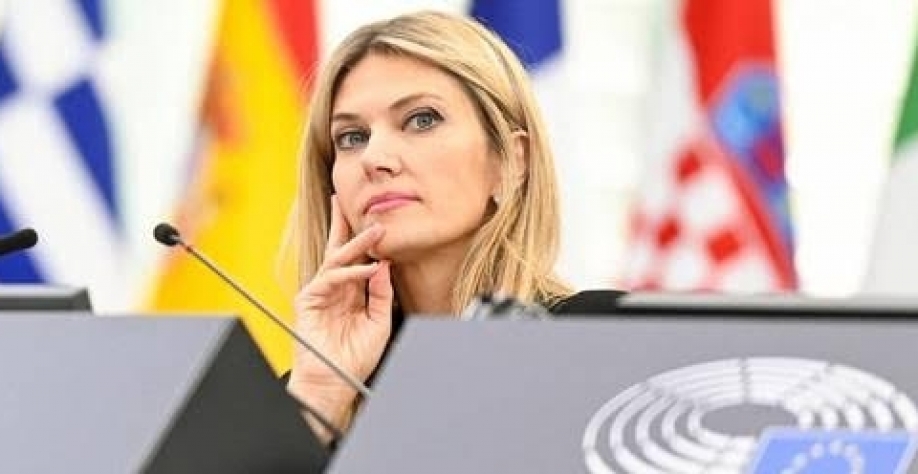 Parlamento da UE remove vice-presidente acusada de corrupção