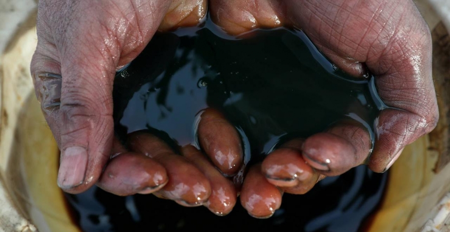 Preços de petróleo fecham em mínima do ano