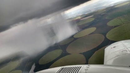 Aviões semeiam nuvens e fazem chover sobre os canaviais