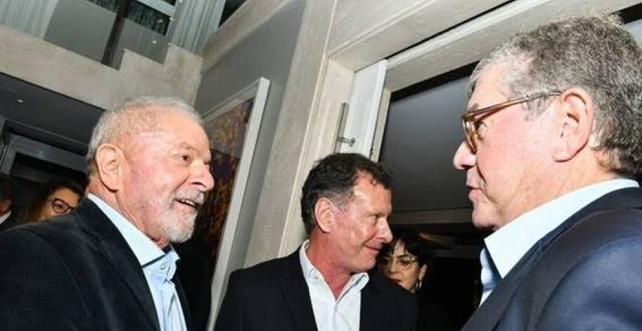O presidente Lula (PT) e os empresários João Camargo (centro) e Rubens Ometto, em jantar do Esfera Brasil, durante as eleições - Divulgação - 28.set.2022