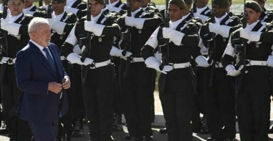 Lula passa tropa em revista durante cerimônia de posse para seu terceiro mandato. Foto Agência Senado