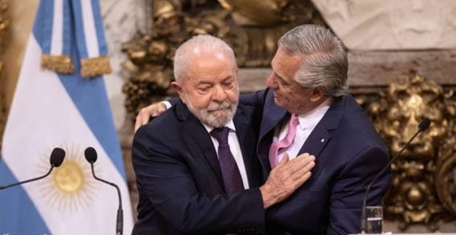 O presidente do Brasil, Luiz Inácio Lula da Silva, e o presidente argentino, Alberto Fernández, na Casa Rosada, em Buenos Aires. Foto Reuters