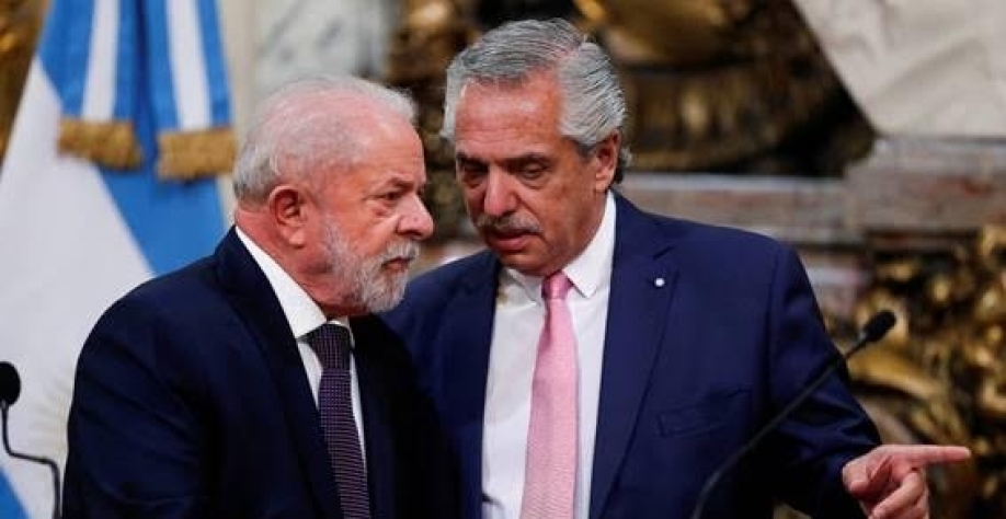 Uma moeda única no Mercosul não deveria ser prioridade. Lula e Alberto Fernández(Imagem: REUTERS/Agustin Marcarian)