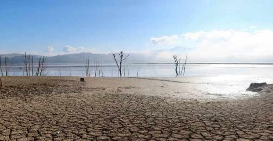 Solo rachado perto da barragem Sidi El Barrak, com nível baixo de água, em Nafza, a oeste da capital Tunis, na Tunísia - Jihed Abidellaoui - 7.jan.2023/Reuters