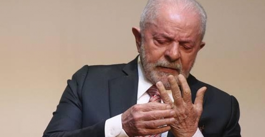 O presidente Lula alimenta a inflação porque a pichação verbal contra o Banco Central e o regime de metas de inflação turva a confiança, puxa as cotações do dólar para cima. Foto: Pedro Kirilos/Estadão