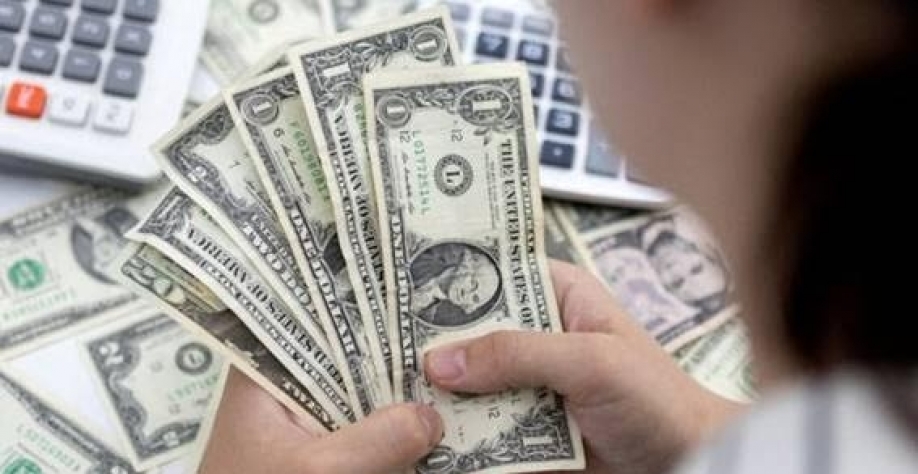 Dólar passa de R$ 5,27 com temores de que BC ceda a pressões