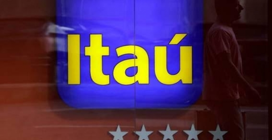 Reflexo de homem em fachada de agência do Itaú Unibanco no Rio de Janeiro - Sergio Moraes - 29.abr.2019 Reuters