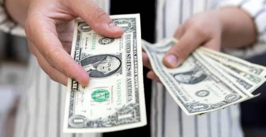 Dólar vai ao menor patamar em 3 meses frente ao real