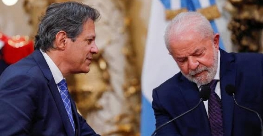 O ministro Fernando Haddad (Fazenda) e o presidente Lula durante visita à Argentina em janeiro - Agustin Marcarian/Reuters