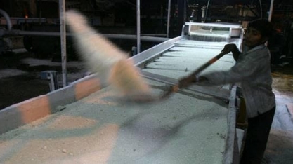 Dezenas de usinas de açúcar encerram moagem mais cedo na Índia