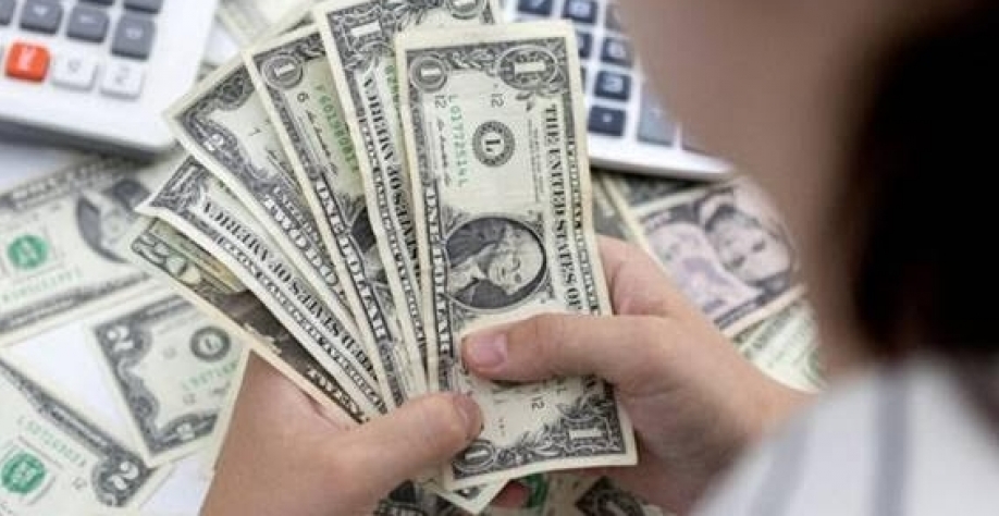 Dólar à vista fecha perto da estabilidade à espera do arcabouço fiscal