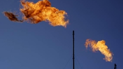 Petróleo retoma queda e alcança nova mínima em 15 meses