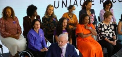 Lula não consegue governar com uma frente ampla e ajuda seus adversários