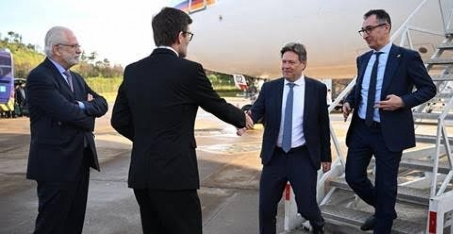 Habeck e Özdemir são recebidos no aeroporto Tancredo Neves, em Belo Horizonte Foto  Britta Pedersen dpa picture alliance