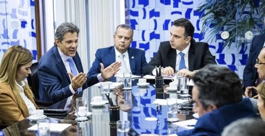No dia 30 de março, Fernando Haddad, ministro da Fazenda, divulgou a nova regra fiscal ao presidente do Senado, Rodrigo Pacheco, e a outros  Pedro Gontijo - 30.mar.2023/Senado Federal