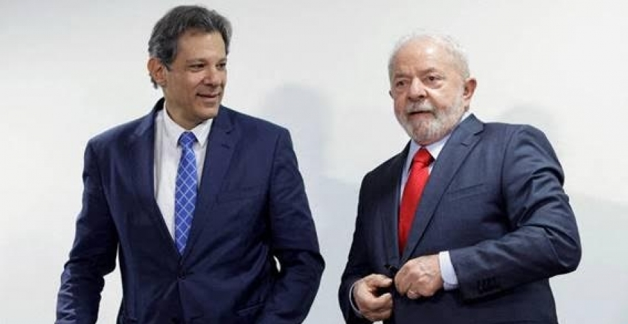 O ministro da Fazenda, Fernando Haddad, cumprimenta o presidente Luiz Inacio Lula da Silva (PT) em encontro para assinar pacote econômico do governo - Adriano Machado/Reuters