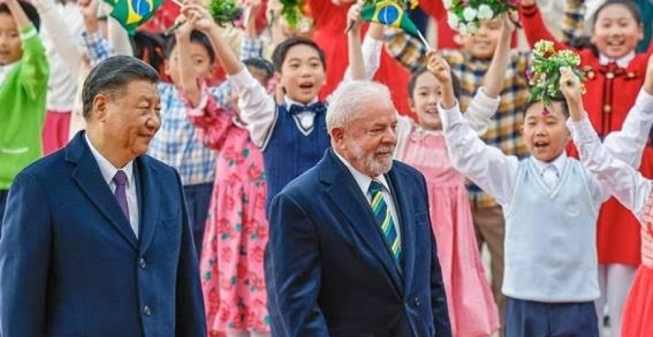 O líder da China, Xi Jinping, e o presidente do Brasil, Luiz Inácio Lula da Silva, participam de cerimônia de boas-vindas no Grande Salão do Povo em Pequim - Ricardo Stuckert - 14.abr.23/Presidência do Brasil