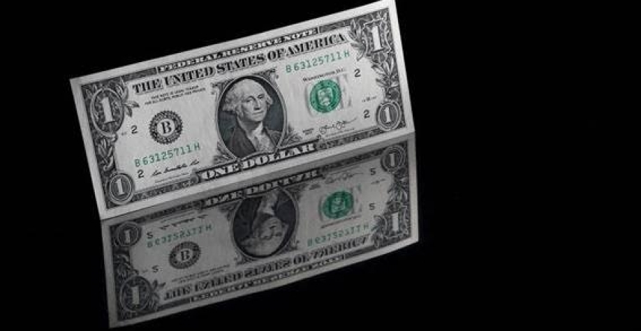 Dólar chegou a ser cotado a R$ 5,03 na mínima do dia, mas fechou com queda mais leve, cotado a R$ 5,05 - Murad Sezer - 5.mar.2023/Reuters