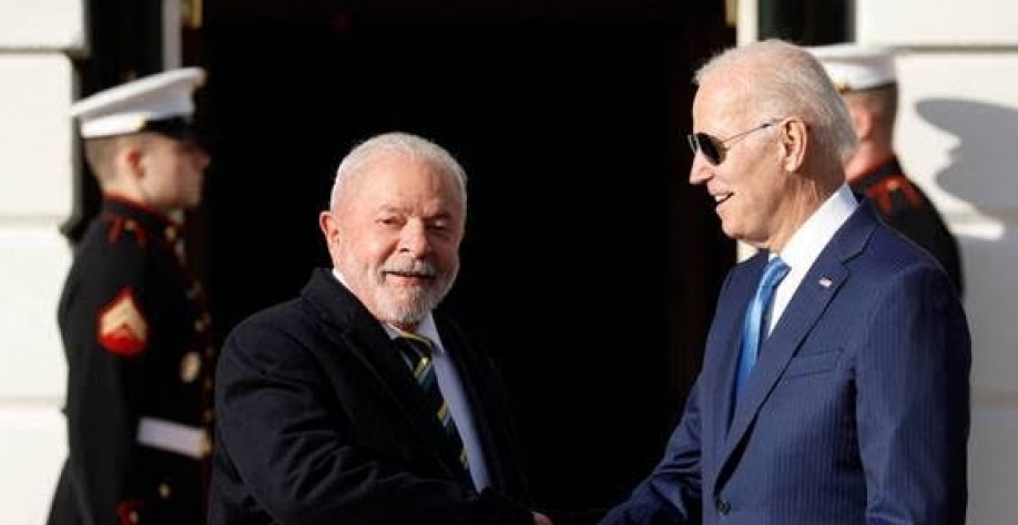 O presidente Lula cumprimenta o homólogo americano, Joe Biden, em Washington, em visita em fevereiro deste ano - Jonathan Ernst - 10.fev.2023/Reuters