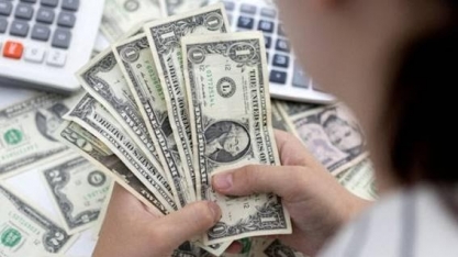 Dólar engata 7° pregão de queda em meio a disparada do petróleo