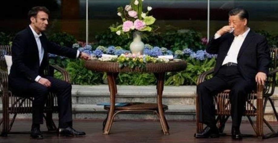 O presidente chinês Xi Jinping e o presidente da França, Emmanuel Macron, tomam chá em Guangzhou, no sul da China. Getty Images