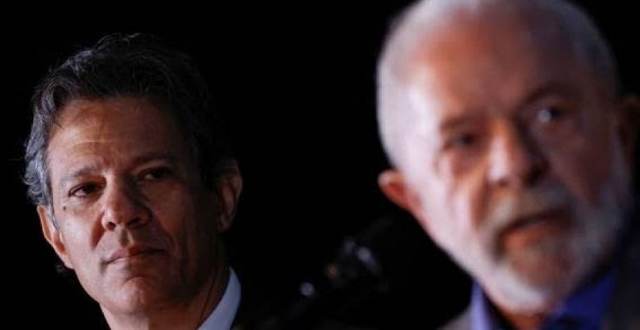 O ministro Fernando Haddad (esq.) ao lado do presidente Lula - Adriano Machado - 9.dez.22/Reuters