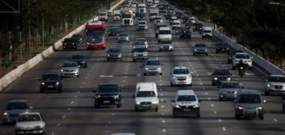 Vendas de carros novos caem 14% à espera de redução de preços