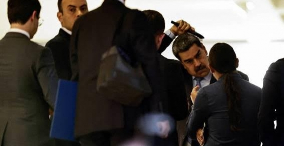 O ditador da Venezuela, Nicolás Maduro, arruma o cabelo antes de deixar o Palácio do Itamaraty, em Brasília - Ueslei Marcelino/Reuters