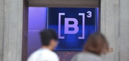 Dólar cai e fecha abaixo de R$ 4,95; Ibovespa tem 5º dia de ganhos seguidos