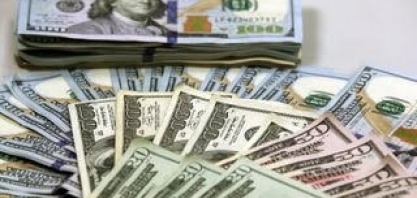 Ibovespa sobe 0,77% e avança 0,25% na semana; dólar fecha abaixo de R$ 5