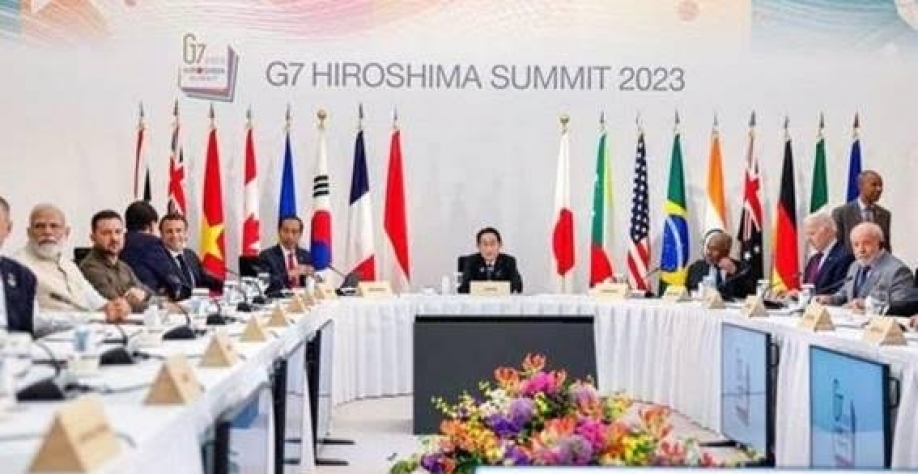 Lula, ao lado direito da mesa, diante de Zelensky; presidentes acabaram não se reunindo em cúpula do G7. Foto Ricardo Stuckert-PR